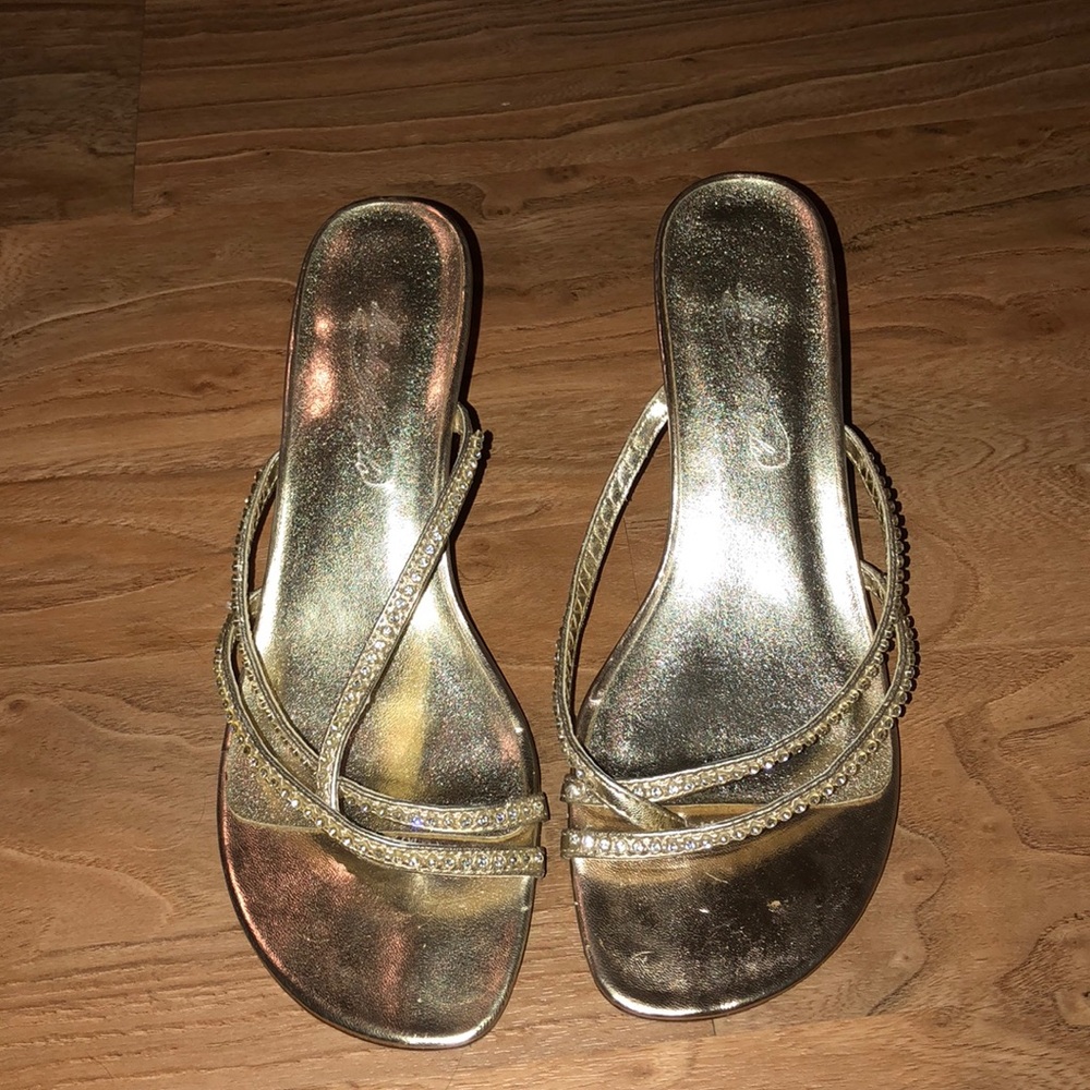Glittery gold short heel shoes